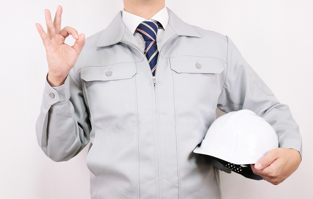 ヘルメットを持つ作業員