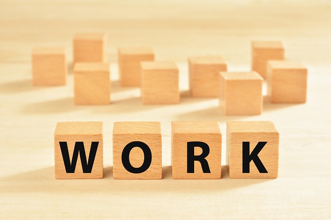 働く